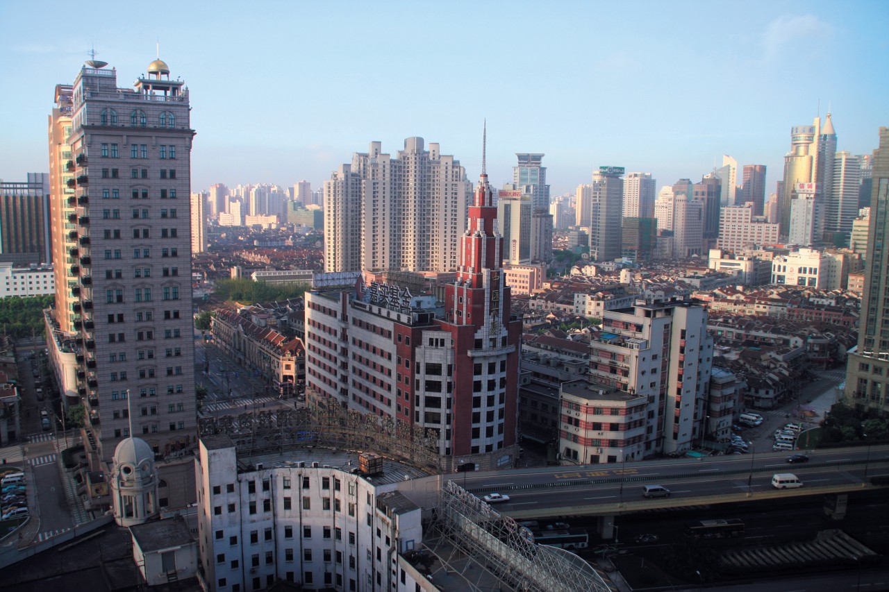 Au coeur de Shanghai les tours modernes de bureaux cotoient les immeubles d'habitations.