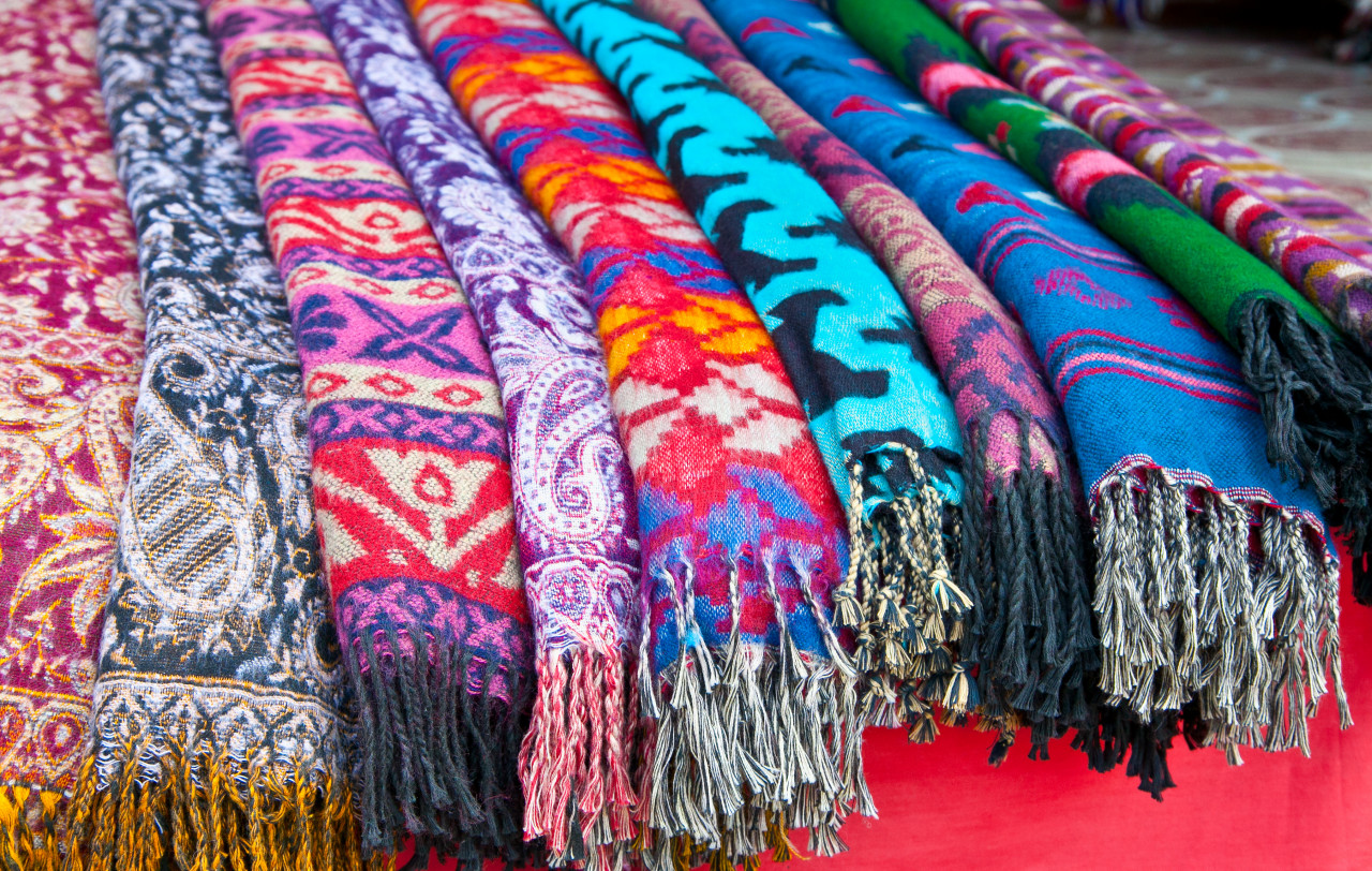 Pashminas sur un marché de Pokhara.