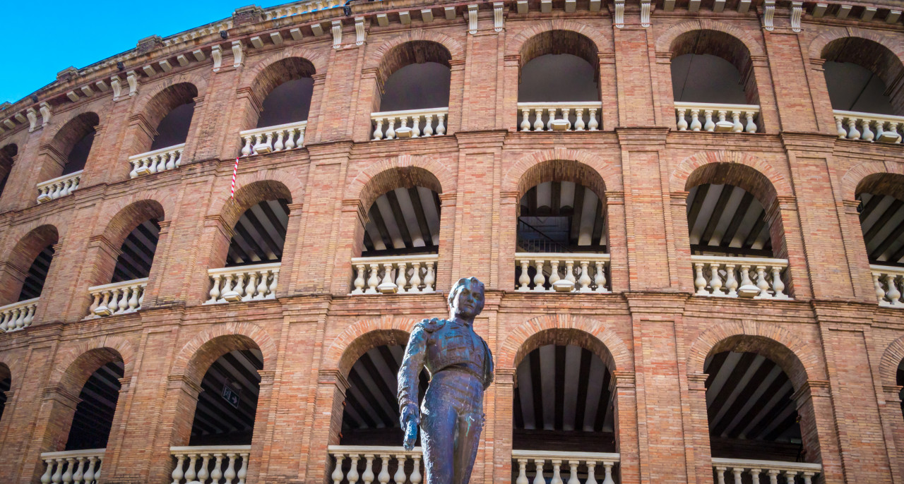 Statue de Manolo Montoliv devant les arènes de valence.