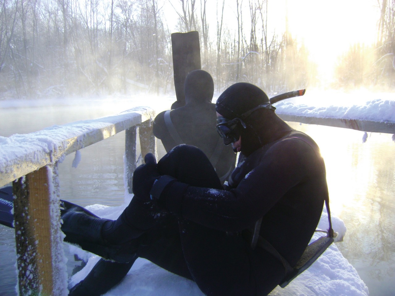 Deux plongeurs au lac Goluboe à Kazan.