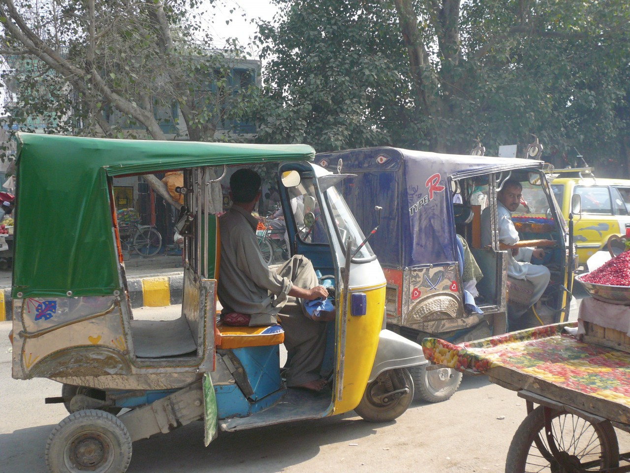 Le rickshaw, un des moyens de locomotion de Jalalabad, influence du Pakistan.