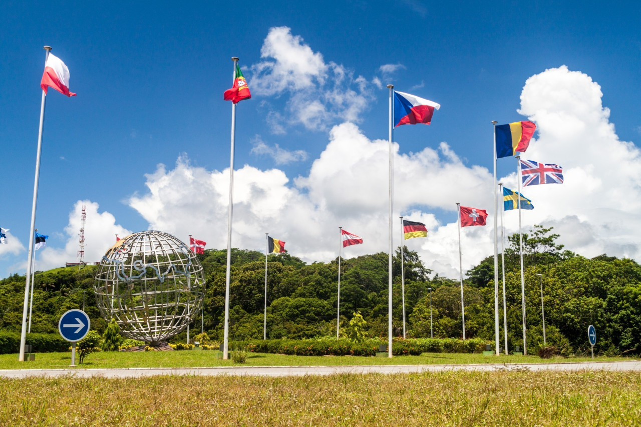 <p>Drapeaux des membres de l'ESA au Centre Spatial Guyanais.</p>