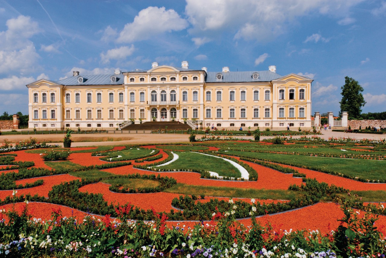 Palais de Rundāle et son jardin à la française.