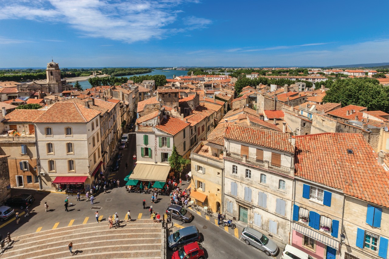 Survol de la ville d'Arles.