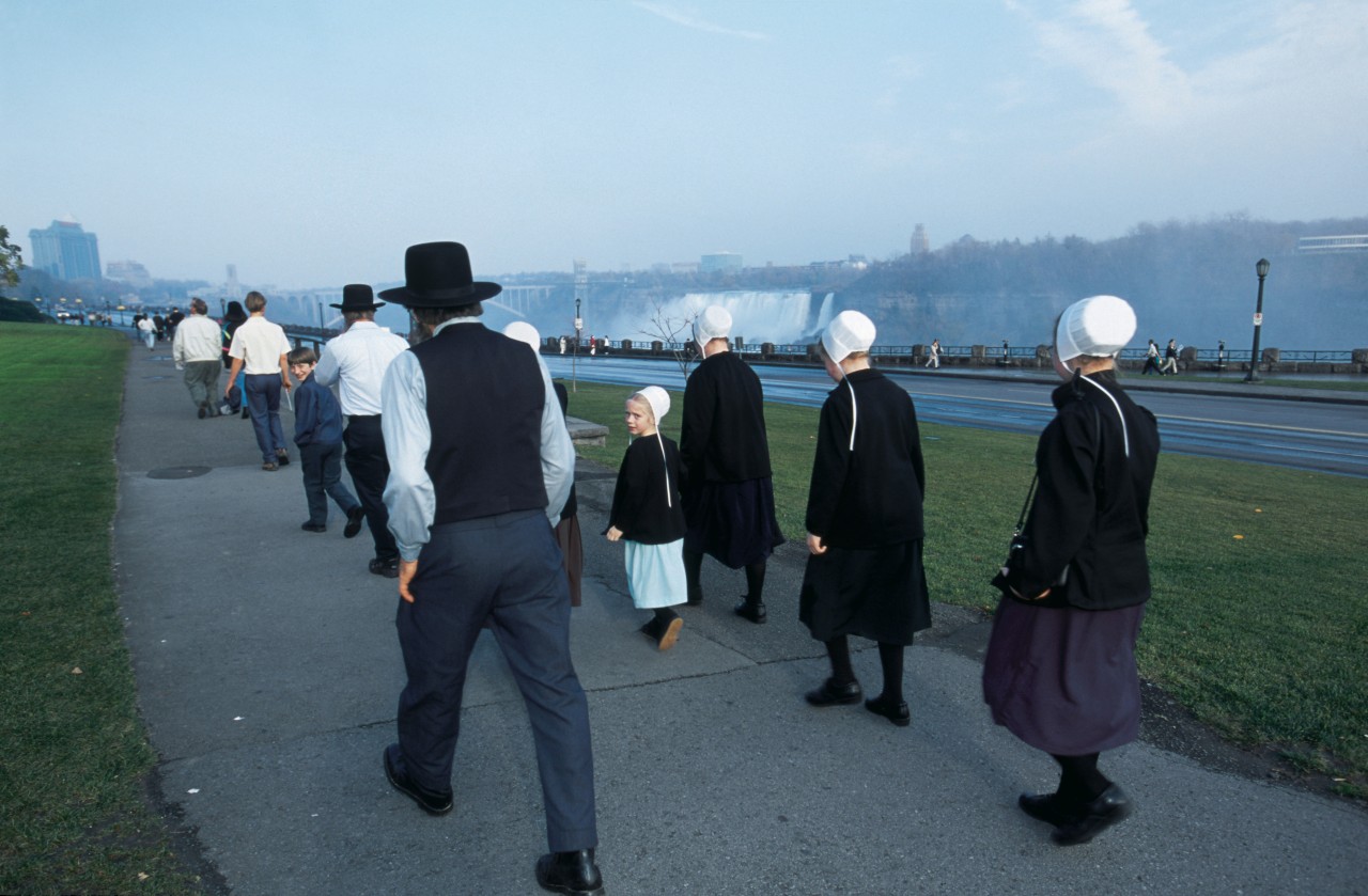 Visiteurs mennonites en costume.