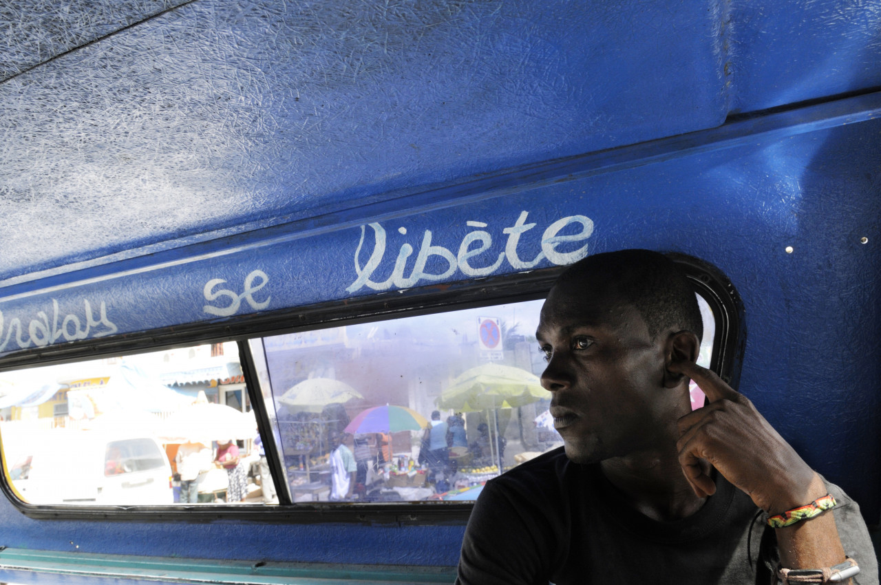 Habitant de Port-au-Prince dans un tap-tap.