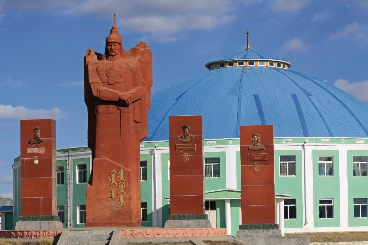 Statue de Chinggis Khaan devant le complexe sportif de Mörön.