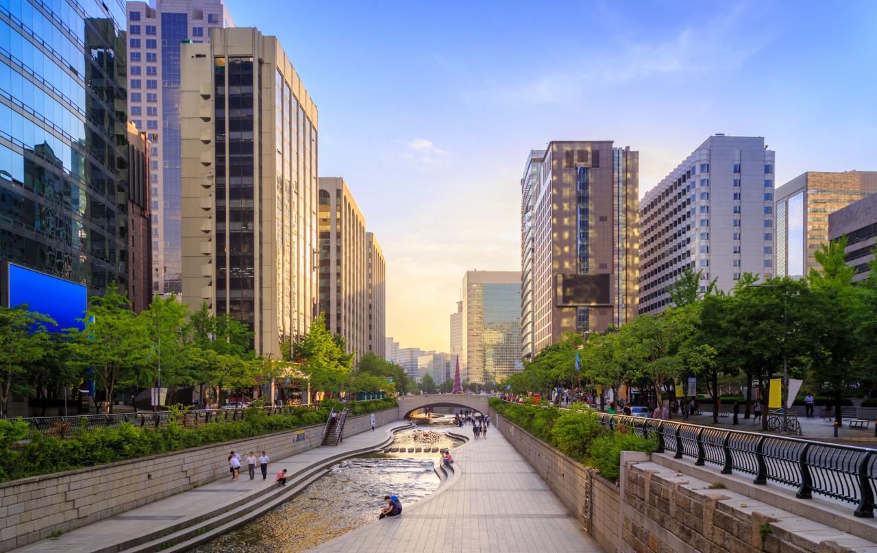 Coucher de soleil sur la promenade Cheonggyecheon.