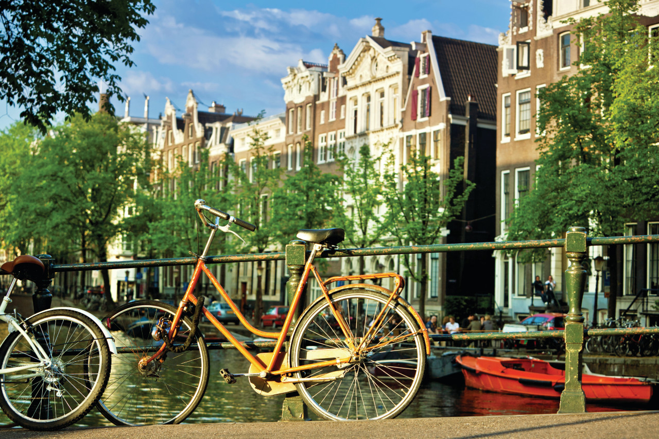 Vélo sur les canaux d'Amsterdam.