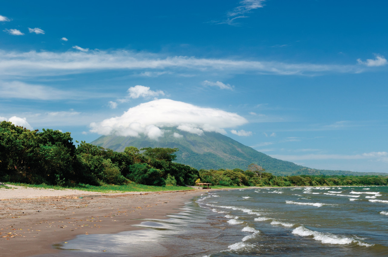 Plage de Santo Domingo, l'île d'Ometepe, le volcan Concepcion en fond.