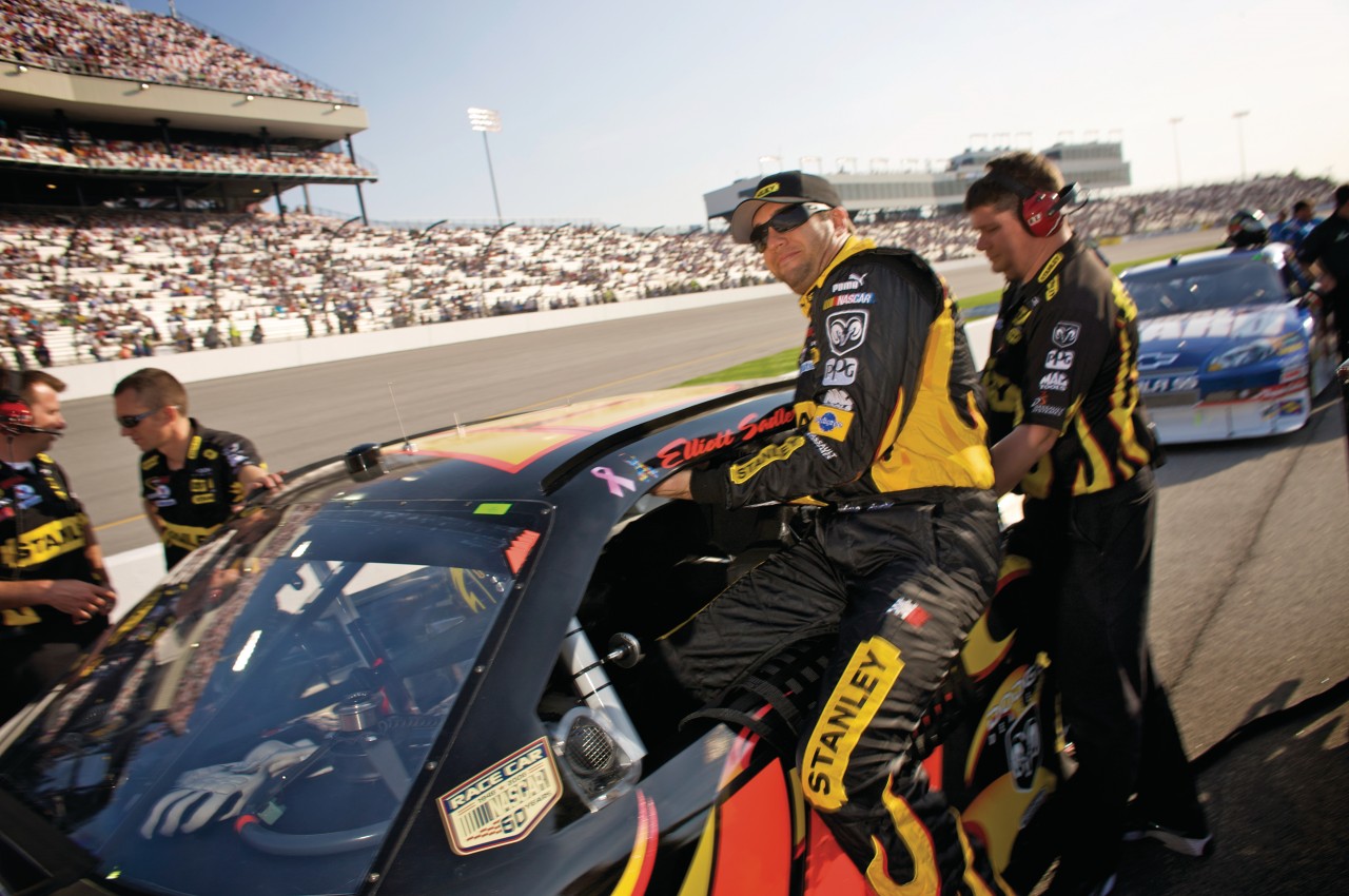 Le pilote de NASCAR Elliot Sadler pendant le Richmond International Raceway