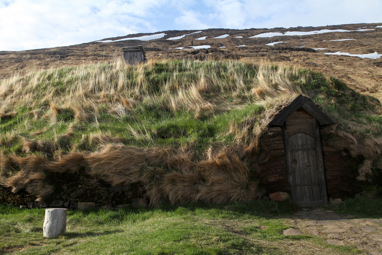 Eiriksstaðir la réplique de la maison du viking Eric le Rouge.