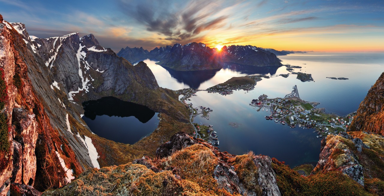 Panorama des Lofoten au coucher du soleil.