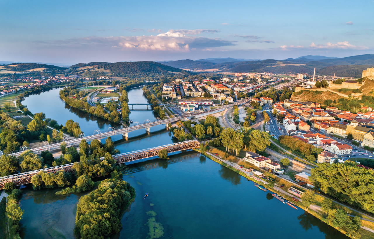 Trenčín et la rivière Vàh.