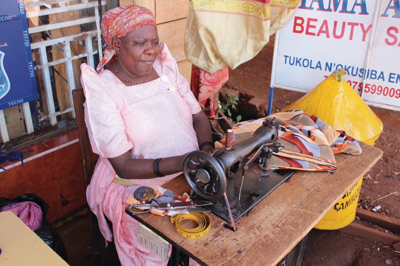 Couturière publique à Jinja.