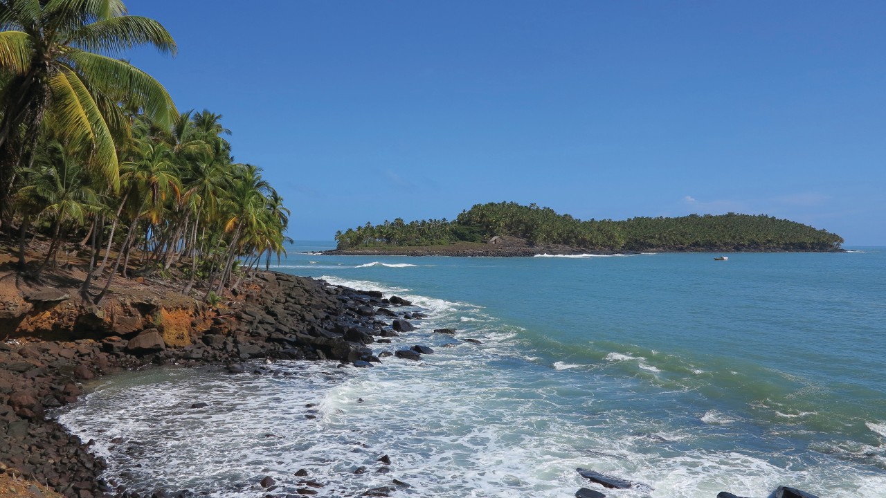 L'île du Diable depuis l'Ile Saint-Joseph.