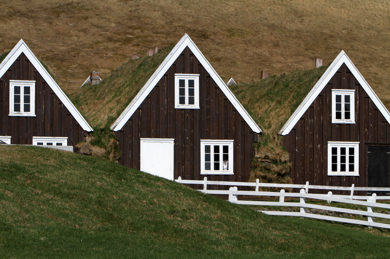 Maisons couvertes d'herbe sur la route d'Isafjörður.