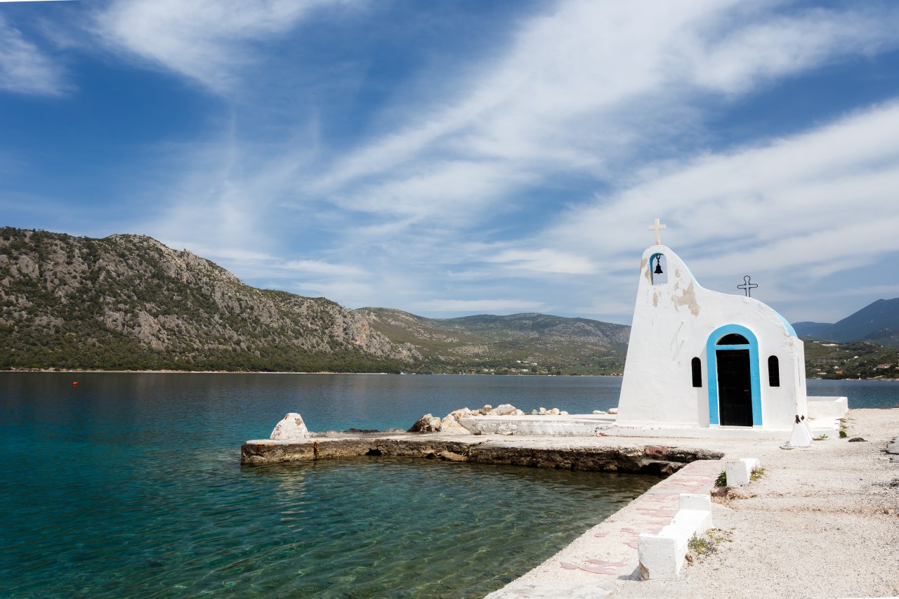 Le lac de Voulismeni et sa petite chapelle.