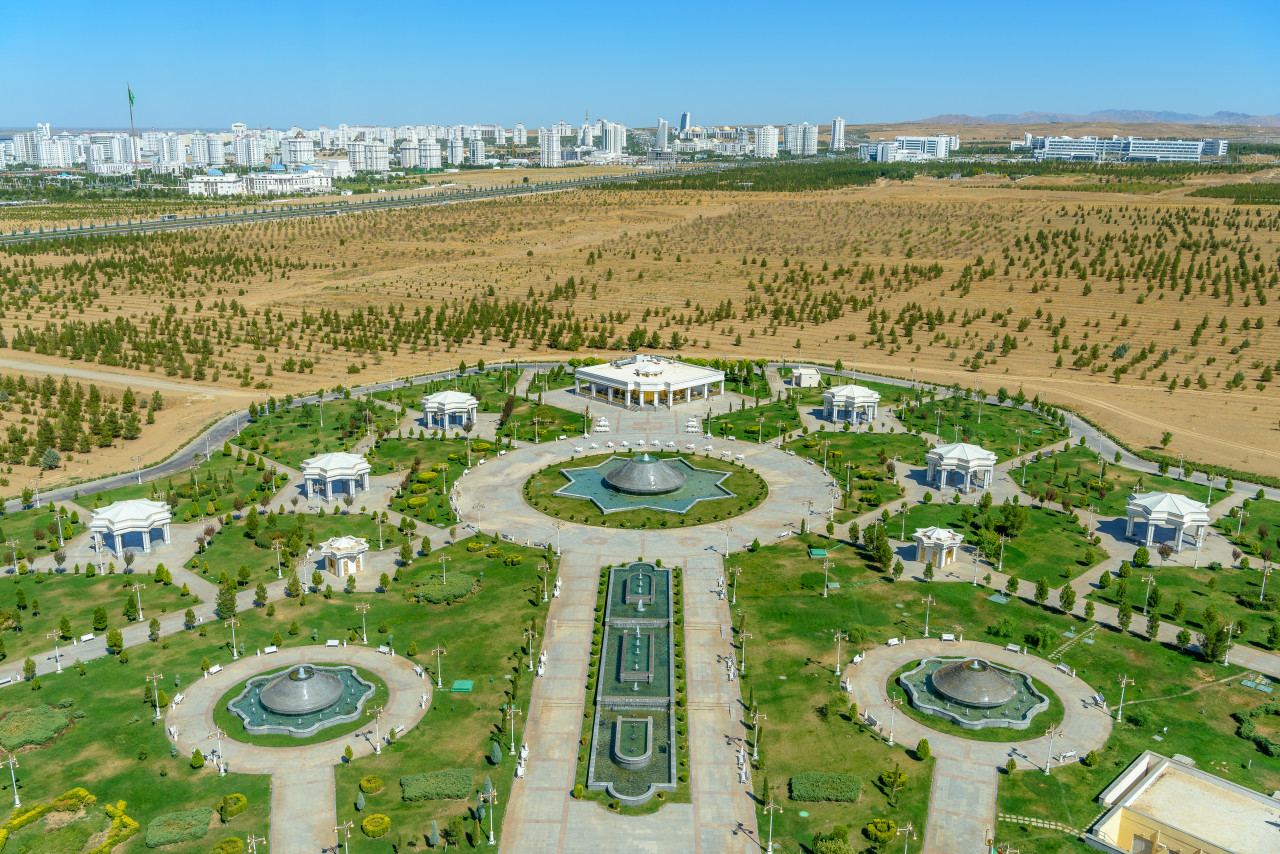 Vue sur le parc et la ville de Achgabat.