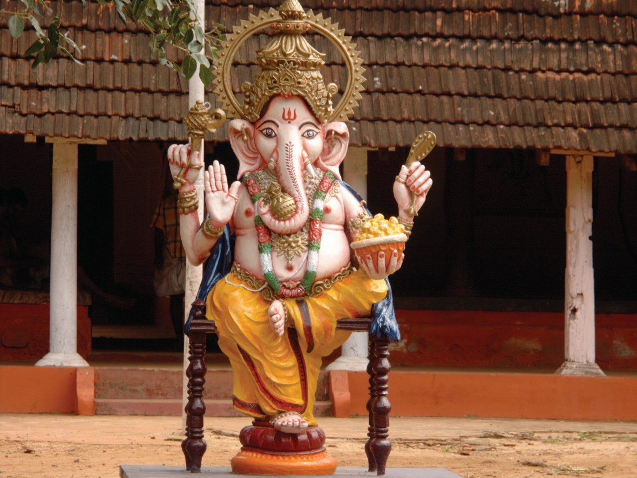 <p>Ganesh accueille les visiteurs de Guruvayur.</p>