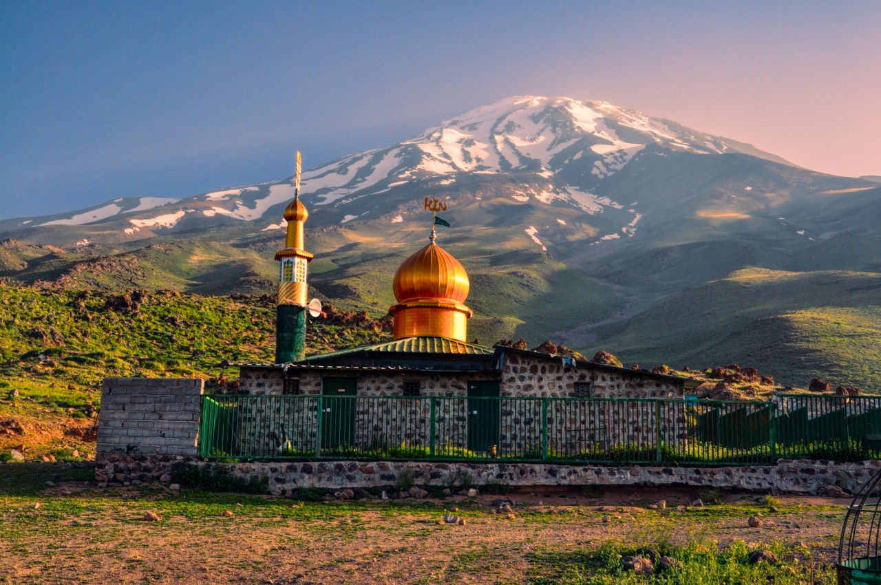 Le Mont Damavand, point culminant de l'Iran, atteint 5 610 m d'altitude.